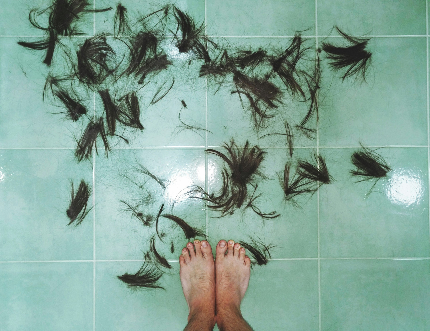 Duschablauf mit Haaren im Badezimmer