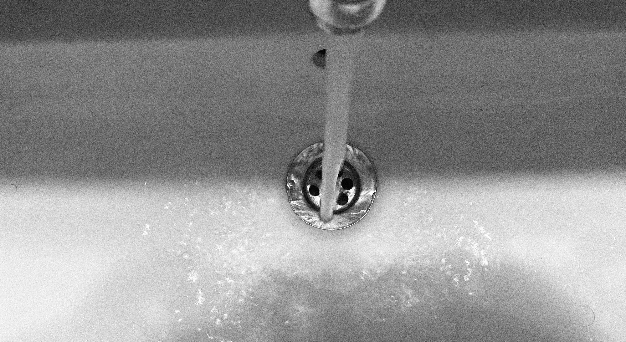 Wasser läuft in einen sauberen Abfluss