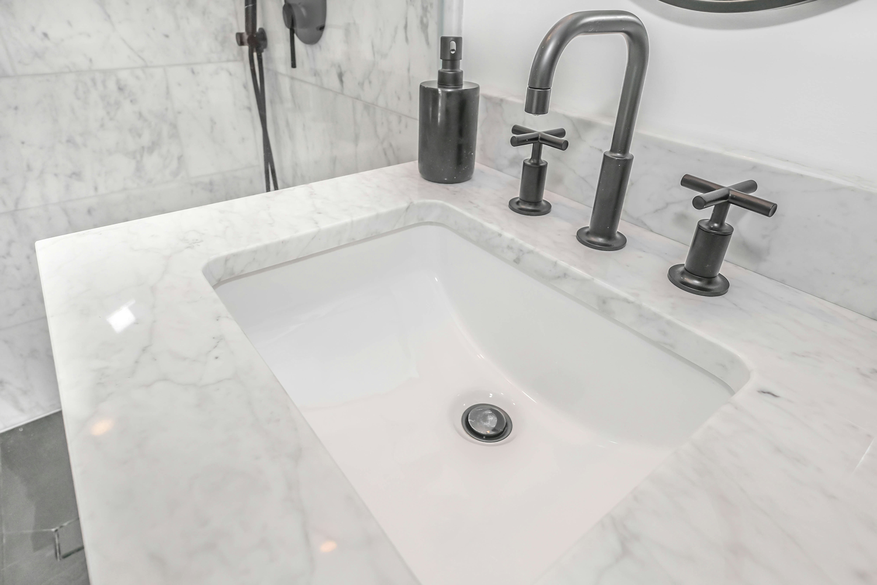 Ungenutztes Waschbecken in einem leeren Badezimmer
