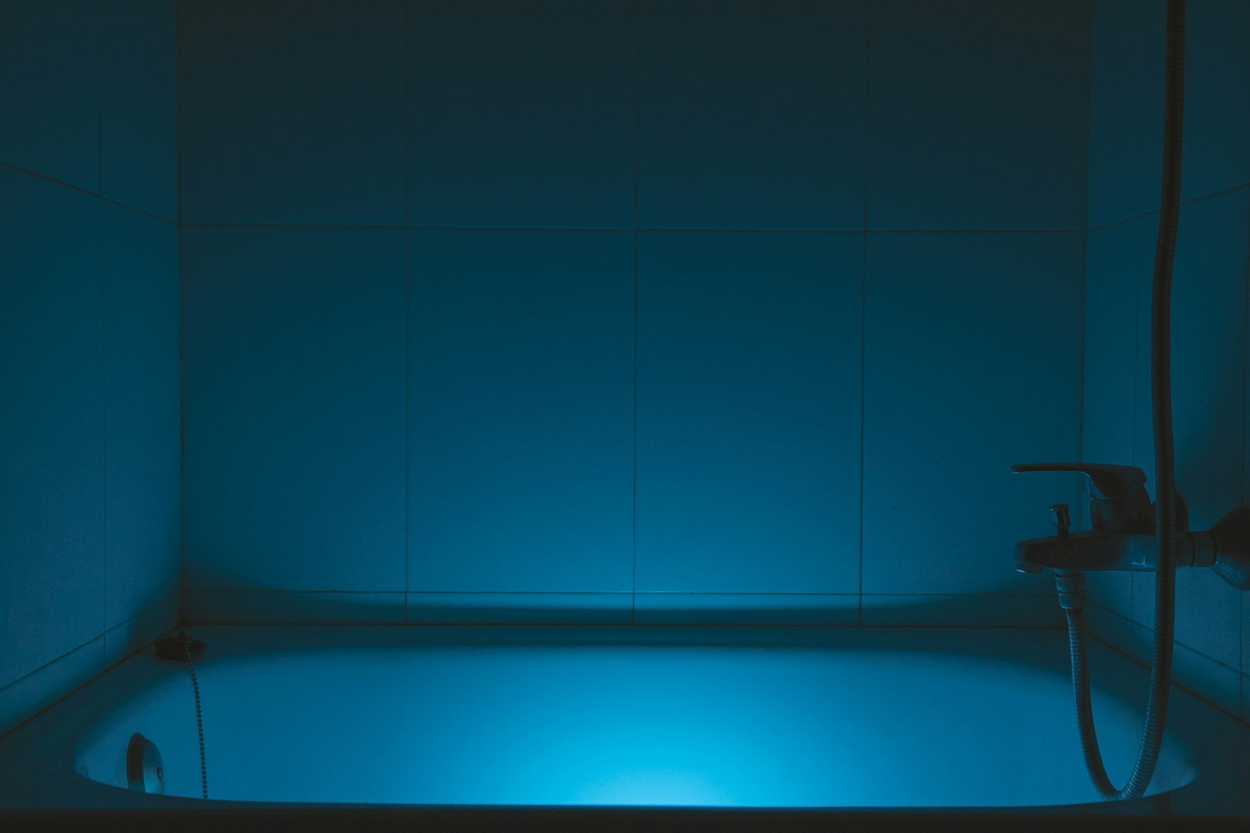 Dunkles Badezimmer bei Nacht