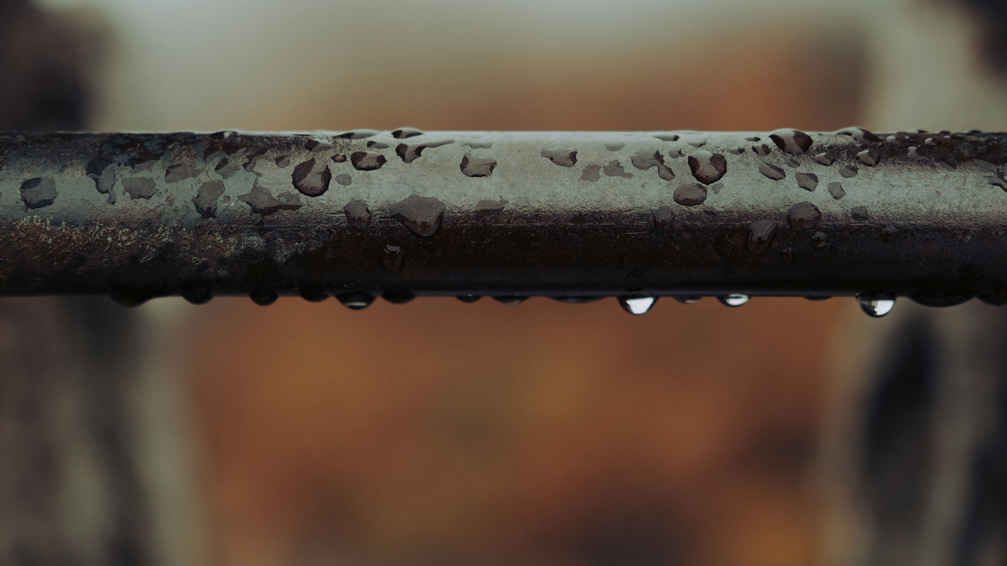 Beschädigtes Wasserrohr mit Leckstelle