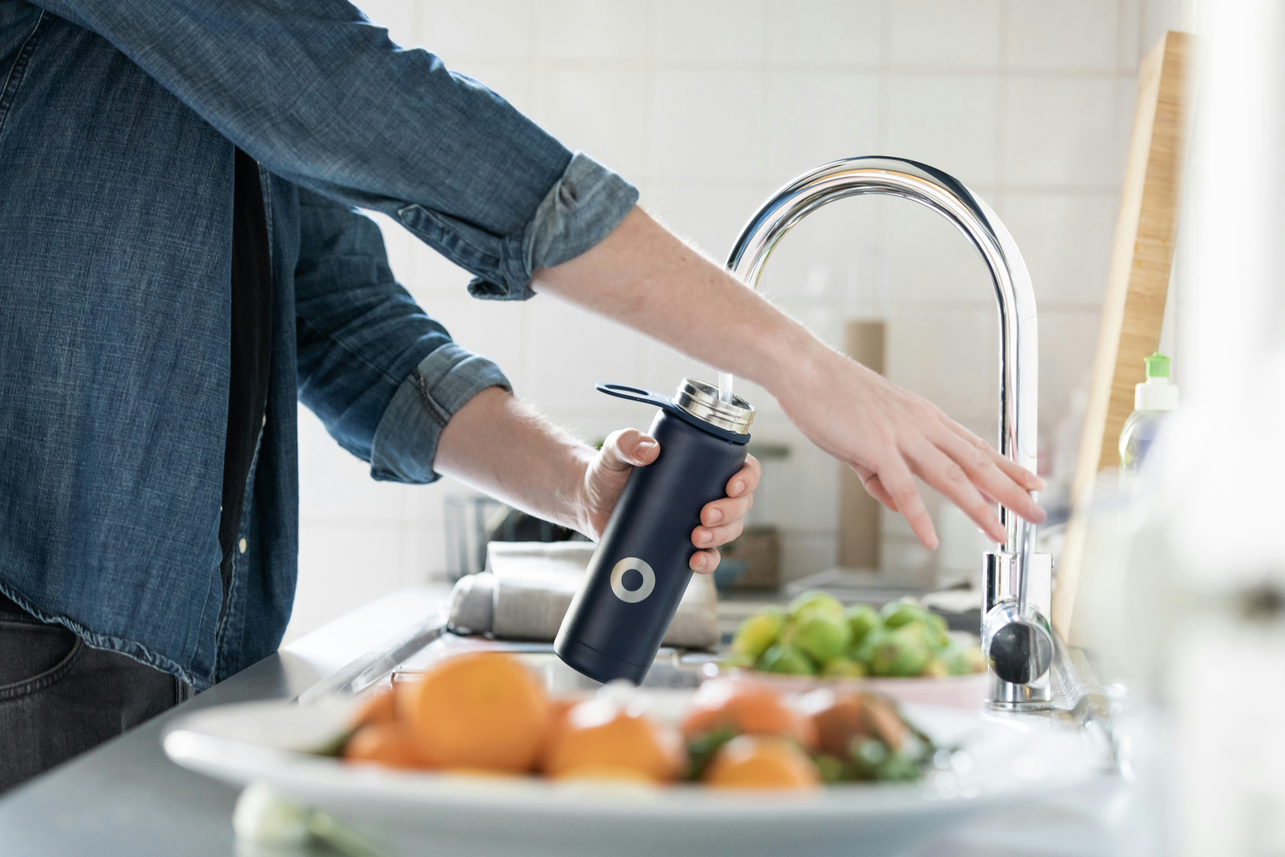 Heißes Wasser läuft in eine Küchenspüle