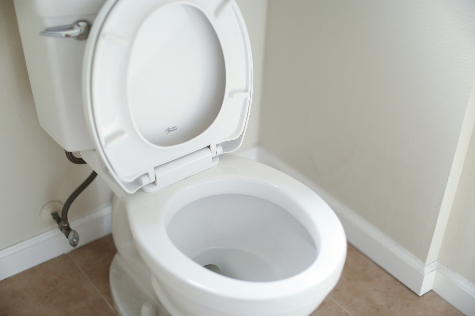Toilette im Badezimmer von vorne