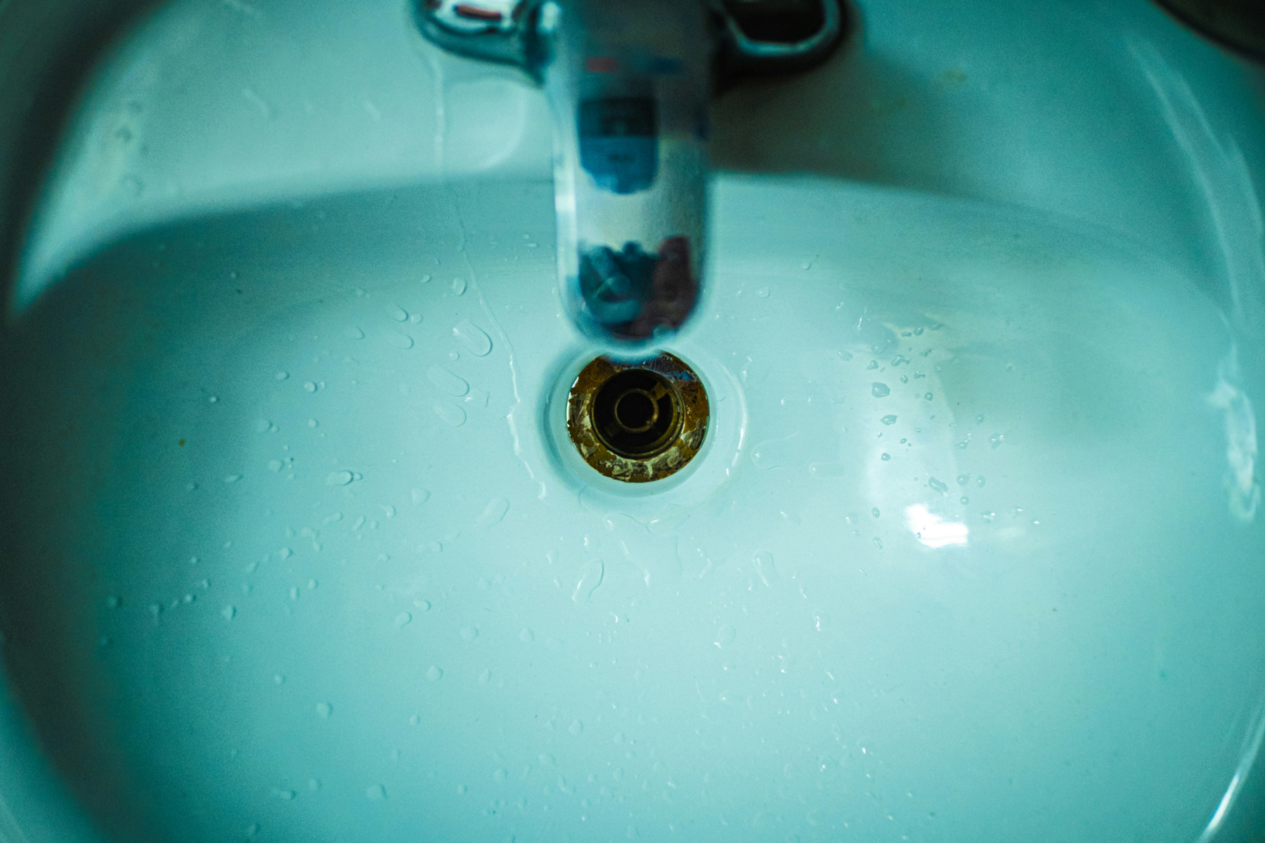 Nahaufnahme eines Abflusses im Waschbecken