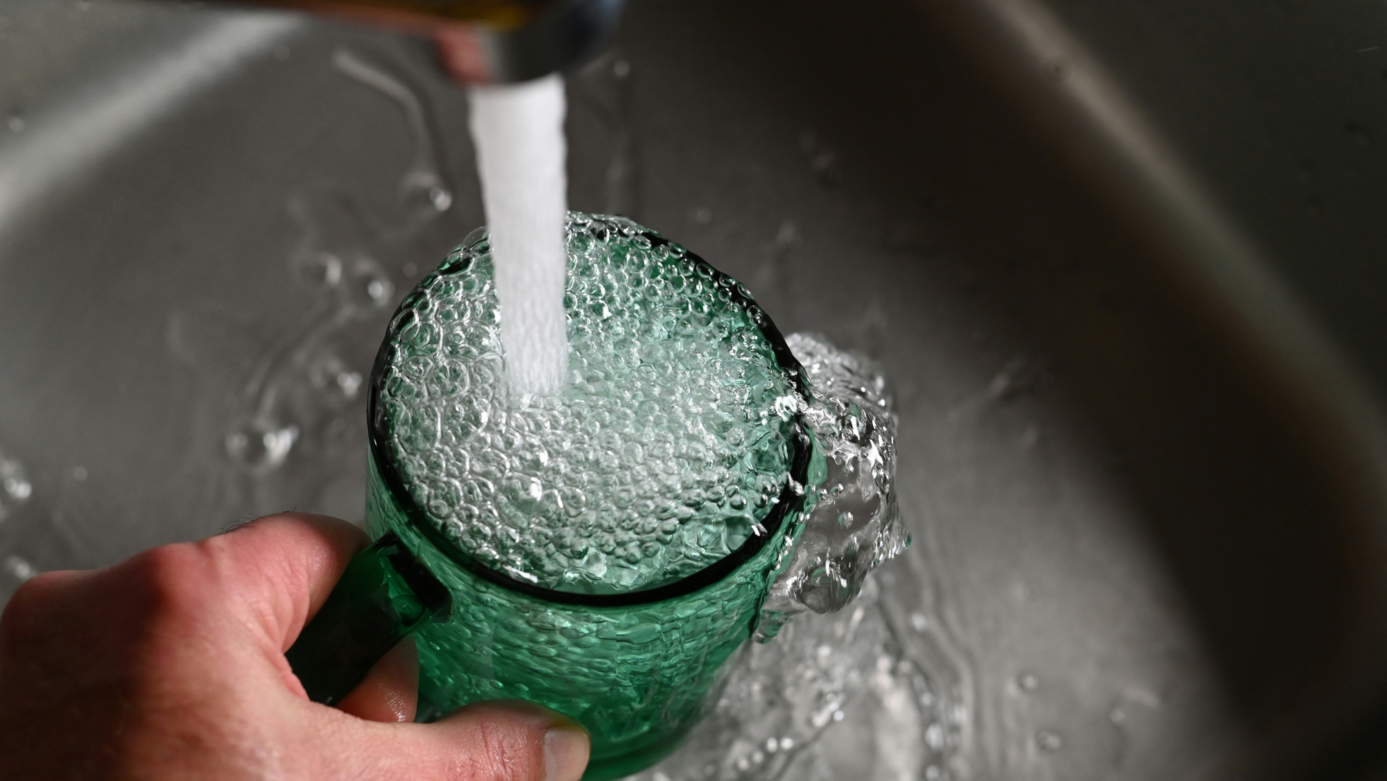 Wasser fließt zügig in einen Abfluss