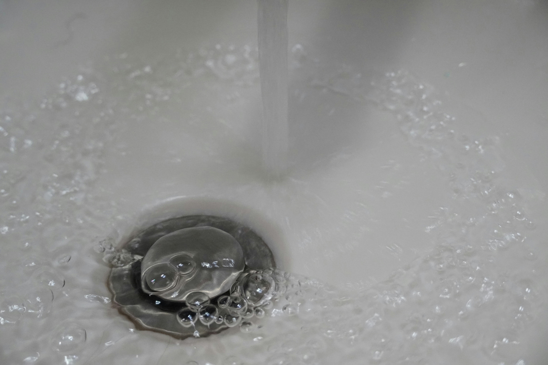 Stehendes Wasser in einer verstopften Spüle